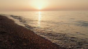美丽如画的景色在沙滩上明亮的日落10秒视频