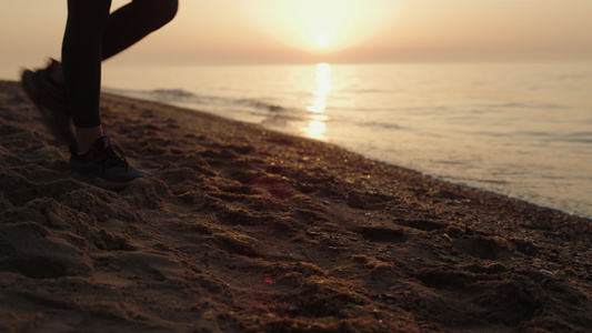 做深呼吸冥想在海滩上的瑜珈女人视频