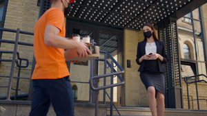 面具信使在户外上交订单 妇女支付交货卡18秒视频