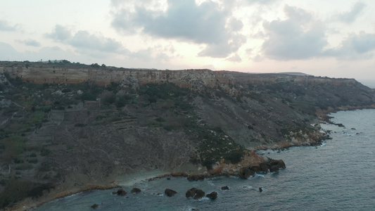 日落时戈佐马尔塔岛海岸线从空中无人驾驶飞机角度看海洋视频