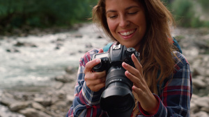 微笑着的女士拍摄山地景观照片13秒视频