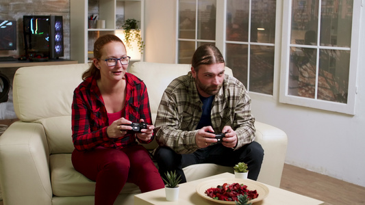 30多岁的夫妻在玩游戏中放松视频