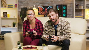 年轻夫妇在网上电子游戏失败后失望的情侣13秒视频