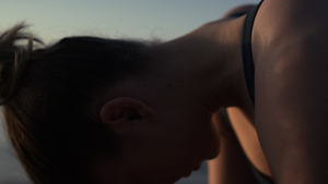 在青山海边的女人锻炼瑜伽18秒视频