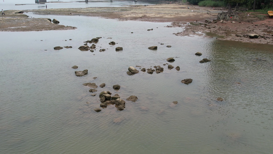 航拍枯水期的河流视频