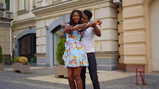 有吸引力的非洲夫妇在户外跳舞 男人和女在街上运动视频