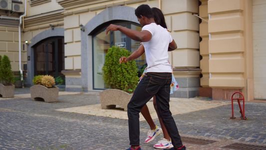 华丽的非洲男人和女在街上跳舞 一对情侣在城里跳舞视频
