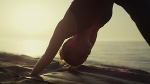 瑜珈女孩练习体式站立姿势在沙滩上的脸狗13秒视频