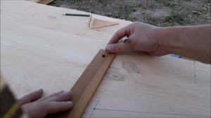 在用木制建筑过程中使用标尺测量尺寸并带有标尺9秒视频