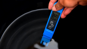 使用导电来进行水中的测试14秒视频