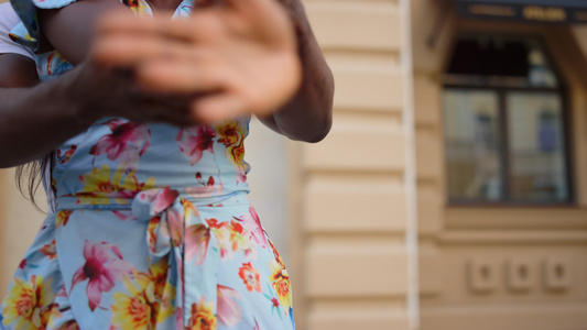 热情的非洲情侣在街上训练舞蹈 舞者有节奏地移动视频
