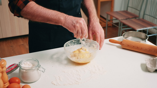准备糕点面粉的过程视频
