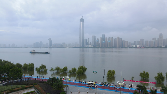 航拍风光城市长江汛期洪峰过后在堤坝上看江水上涨的游客人群素材视频