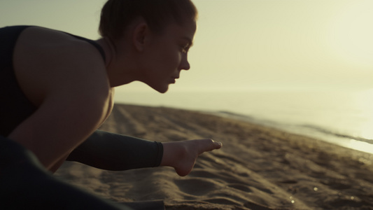 女运动员在海滩上做体操练习视频