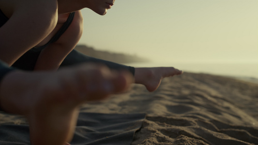 瑜伽女孩练习站立在沙滩视频