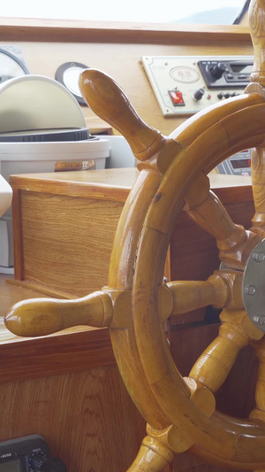 操控船舵驾驶轮船海上运输19秒视频