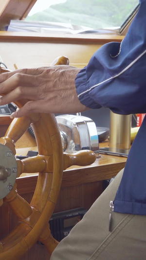 操控船舵驾驶轮船驾驶室19秒视频