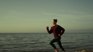 海边沙滩练习瑜伽前跑步16秒视频