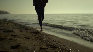 女孩慢跑沙滩16秒视频