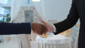 两名商人握手8秒视频