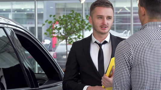 汽车经销商在出售汽车后与男性客户握手视频
