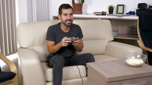 成年男子在客厅的控制台玩电子游戏12秒视频