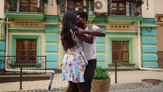 年轻夫妇在街上旋转臀部 舞蹈家在城里一起跳舞视频