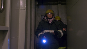 女性救援小组去地下隧道30秒视频