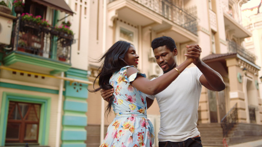 帅的男人在街上跳舞热辣的一对情侣在跳舞视频