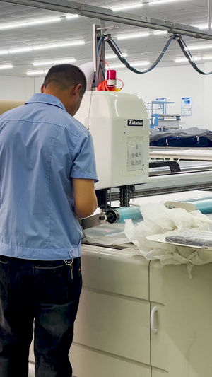 实拍纺织工人操作机器服装加工30秒视频