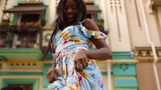微笑的非洲女士在街上做动作 表演拉丁舞的舞者视频