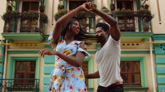 欢乐的非洲舞者们在城里拉蒂诺舞中摇欲坠视频