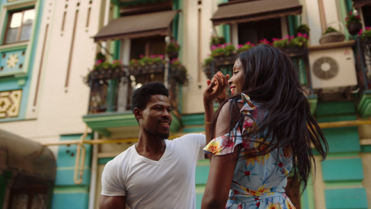 年轻男子和女在街上跳巴沙塔舞 非洲裔情侣跳舞视频