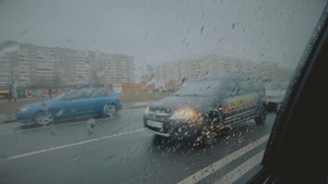 雨季梅雨天气出行汽车玻璃水痕10秒视频