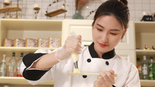 面点师挤奶油花视频