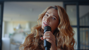 歌手用麦克风练习唱歌 有魅力的女人在摄影机上唱歌21秒视频
