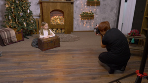 拍摄圣诞节树和壁炉背景女摄影师10秒视频