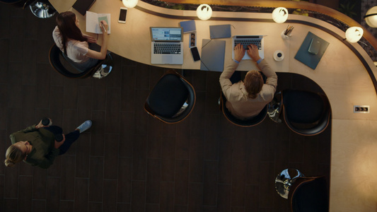 人们在创意空间做笔记本电脑工作的人 妇女为同事带来咖啡视频