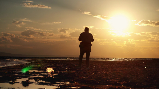 摄影师拍摄海滩上的魔法日落的图片视频