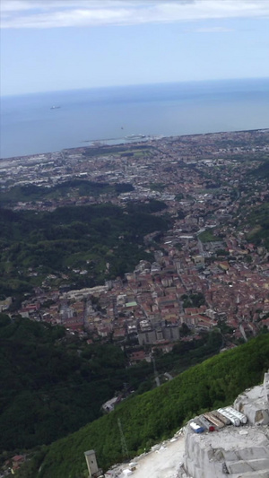 在卡拉拉山上远眺卡拉拉市意大利13秒视频