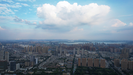 航拍城市蓝天白云晴朗天空自然天气街景4k素材视频