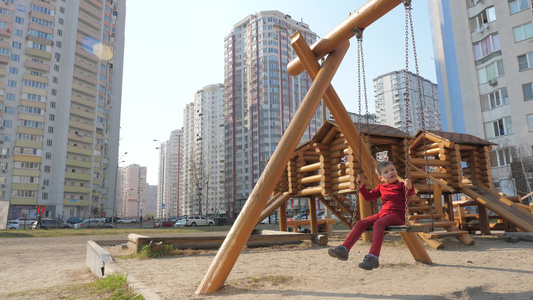 带婴儿秋千的木制游乐场快乐童年的概念大都会中的游乐场视频