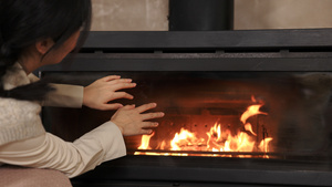 冬天在火炉边取暖的年轻女性39秒视频