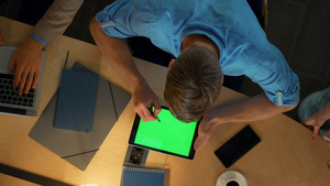 平板电脑上的人在室内使用色素 忙于讨论办公室的工作问题31秒视频