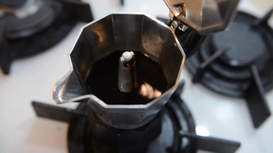 在煤气炉子上一个莫卡锅里煮咖啡59秒视频