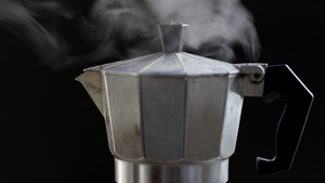 煮沸咖啡时的摩卡壶20秒视频