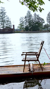 户外在竹筏上亲子玩耍的一家儿童节视频