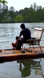 户外在竹筏上亲子玩耍的一家儿童节视频