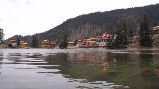 藏区平静的湖面视频