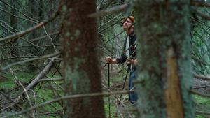 一个人背着包在绿树林里旅行 微笑的家伙在远足后停下来休息23秒视频